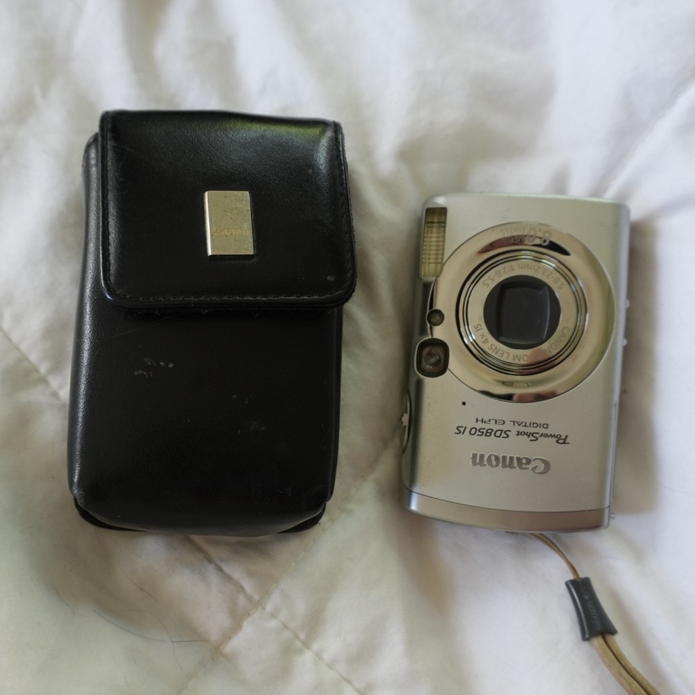 Canon Powershot SD850 IS Silver Camera with Black Pouch